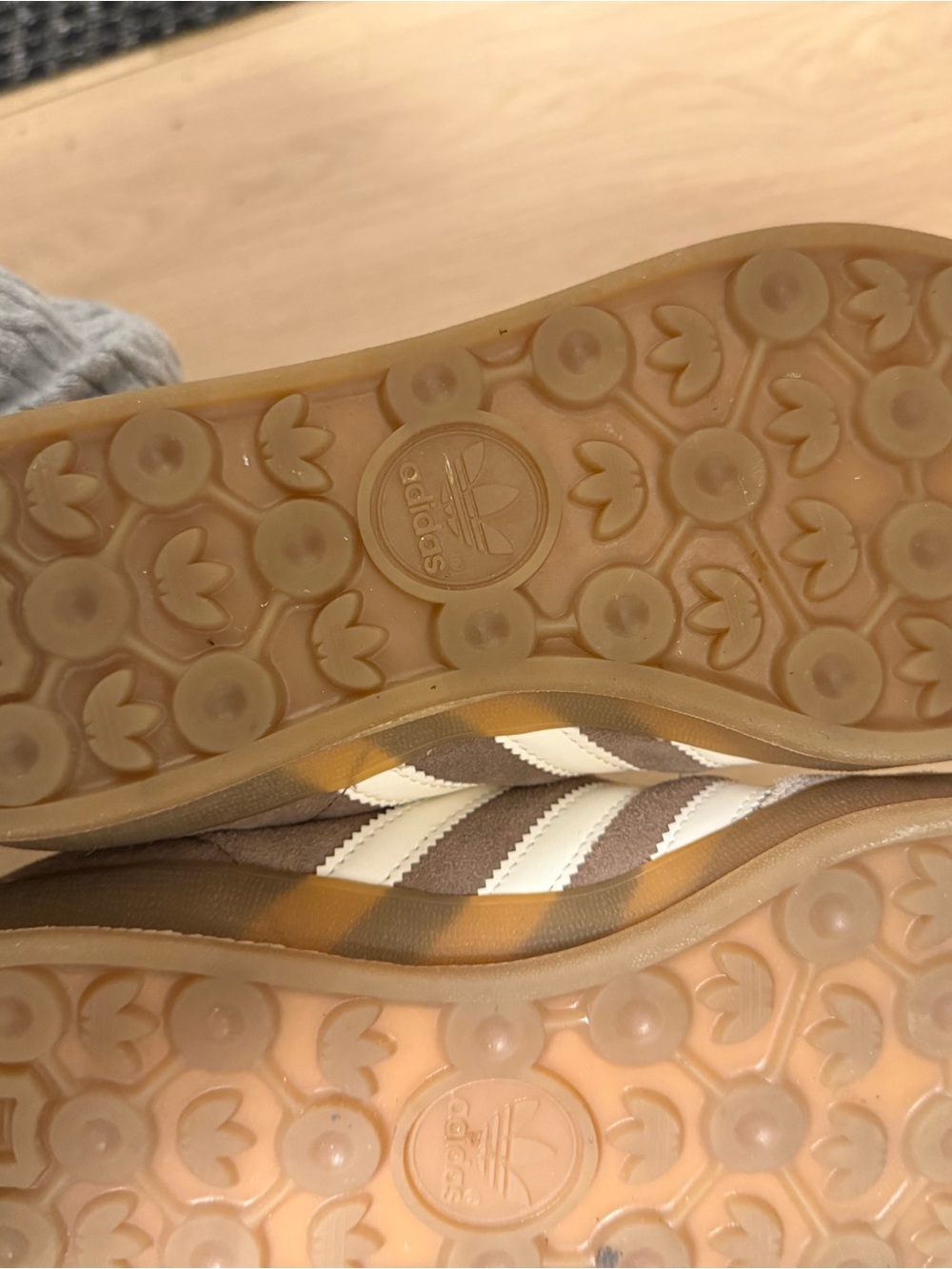 Adidas Women’s Beige & Cream Samba - Picture 3 of 9